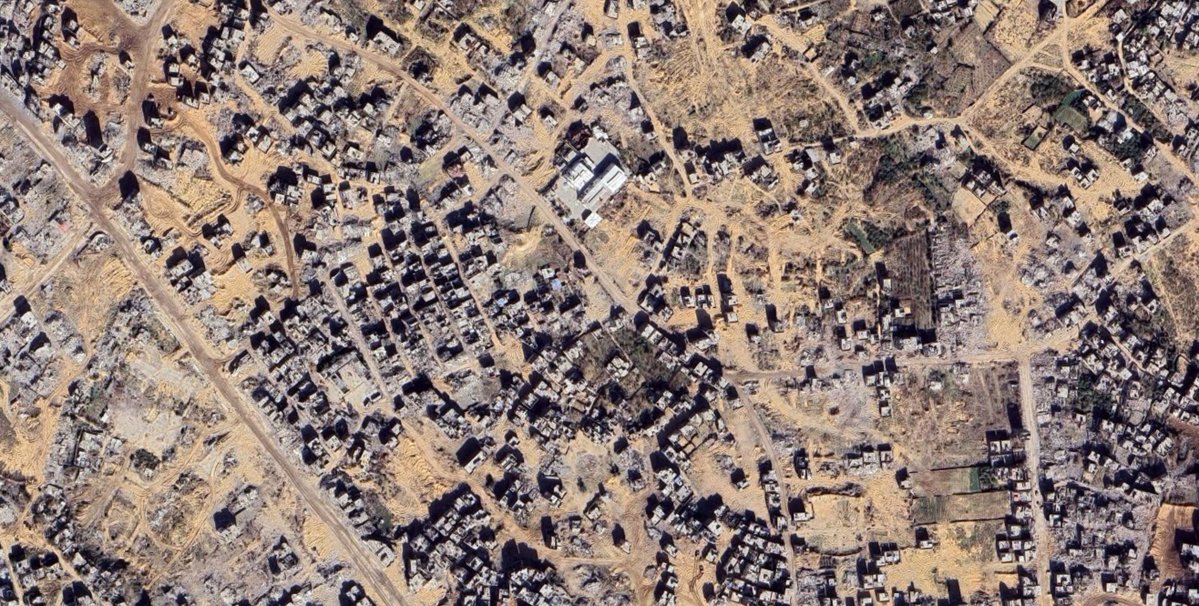 DavidKlion's tweet photo. It's worth taking a moment to study the whole Gaza Strip on Google Earth since they updated their satellite images in the past week. You can see the genocide from space.

(last shot is of Rafah on the Egyptian border, the last place to flee, where Biden's "red line" was crossed) https://t.co/WOtMH5Yg5Y