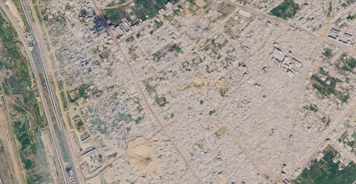DavidKlion's tweet photo. It's worth taking a moment to study the whole Gaza Strip on Google Earth since they updated their satellite images in the past week. You can see the genocide from space.

(last shot is of Rafah on the Egyptian border, the last place to flee, where Biden's "red line" was crossed) https://t.co/WOtMH5Yg5Y