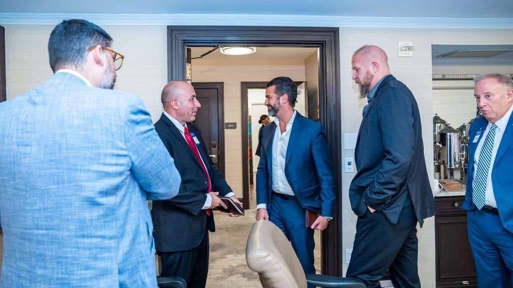 alvaro_delgado's tweet photo. #EXCLUSIVA La ultraderecha liderada por @RicardoBSalinas ve como suyos a Fernando Cerimedo y @javiernegre10, de "La derecha diario", y calla ante las fotos con Donald Trump Jr., Brad Parscale y Dick Morris, exasesor de @VicenteFoxQue y @FelipeCalderon:
https://t.co/RdpP4zrvbn https://t.co/bMfLn8xHN8