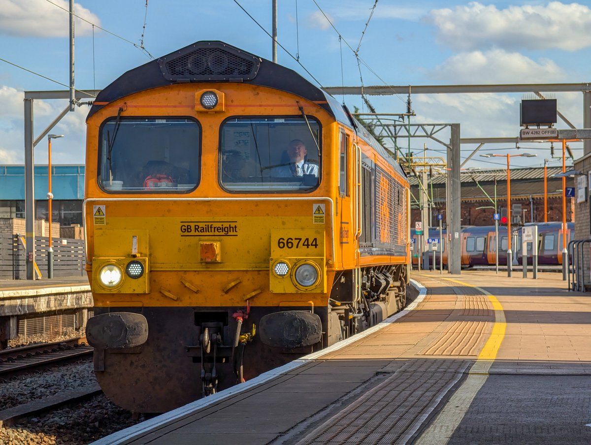 DownOnTheStour's tweet photo. Today's Photo from the Stour 📸
66744 passes through Platform 3 bound for Shrewsbury to pick up the Britannic Explorer for its trip to Oxford 🙌
#DOTS #trainphotography #railwayphotography #class66 #shed #gbrailfreight https://t.co/KGCuEQlCL1