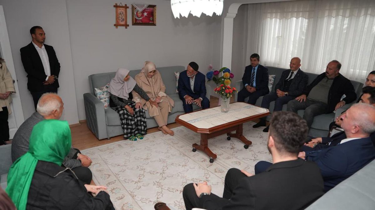 AvOzlemZengin's tweet photo. Düzce'de Şehidimiz Ramazan Gel’in kıymetli ailesini ziyaret ettik.

Aziz şehidimizi rahmetle yâd ediyor, ailemize sağlık ve huzur diliyorum. Şehitlerimizin kıymetli emanetleri olan ailelerimizin her zaman yanında olmaya devam edeceğiz.

Şehidimizin ruhu şâd, makamı âli olsun. https://t.co/ej9UJhRA5D