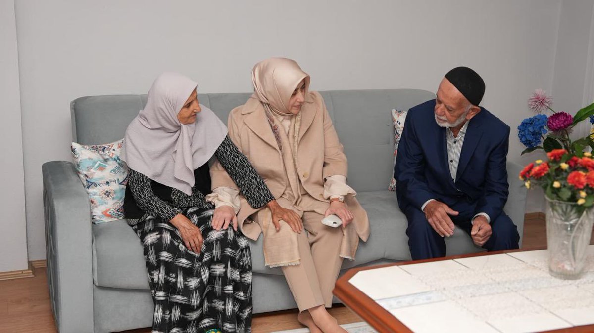 AvOzlemZengin's tweet photo. Düzce'de Şehidimiz Ramazan Gel’in kıymetli ailesini ziyaret ettik.

Aziz şehidimizi rahmetle yâd ediyor, ailemize sağlık ve huzur diliyorum. Şehitlerimizin kıymetli emanetleri olan ailelerimizin her zaman yanında olmaya devam edeceğiz.

Şehidimizin ruhu şâd, makamı âli olsun. https://t.co/ej9UJhRA5D