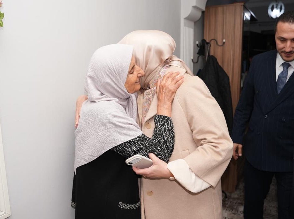 AvOzlemZengin's tweet photo. Düzce'de Şehidimiz Ramazan Gel’in kıymetli ailesini ziyaret ettik.

Aziz şehidimizi rahmetle yâd ediyor, ailemize sağlık ve huzur diliyorum. Şehitlerimizin kıymetli emanetleri olan ailelerimizin her zaman yanında olmaya devam edeceğiz.

Şehidimizin ruhu şâd, makamı âli olsun. https://t.co/ej9UJhRA5D