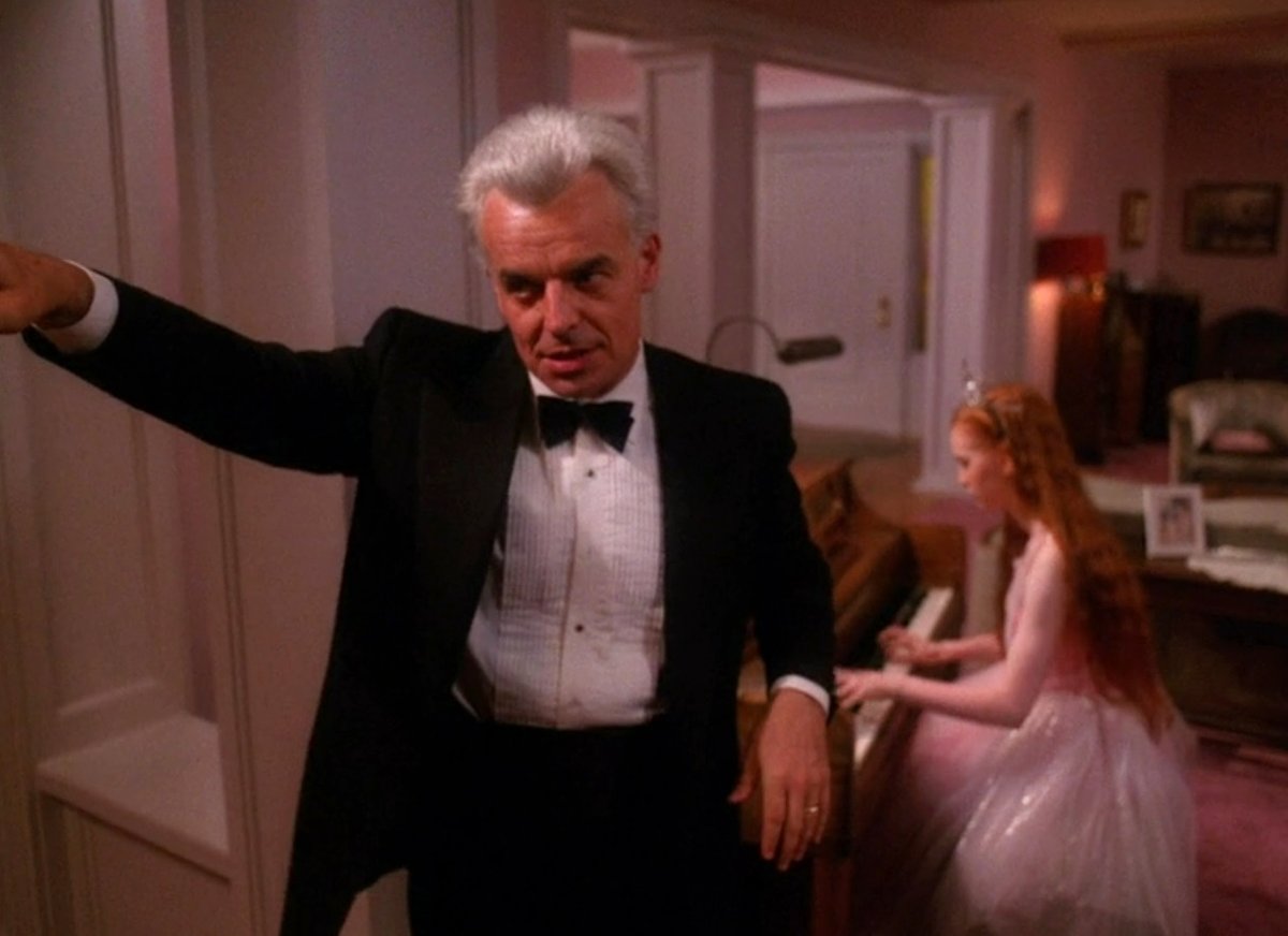 choppingwoodpod's tweet photo. On this day in Twin Peaks in 1990 https://t.co/WYVhOY3Mxr