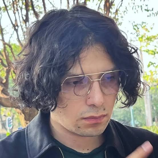 KingofCastizos's tweet photo. Esquizofrenia Natural es castizo. Un tipo inteligente pero con miedo de su potencia intelectual. Fue pobre, pero logró educarse a sí mismo y salir adelante. Como quiera que sea se superó. https://t.co/4PoffUQaNv