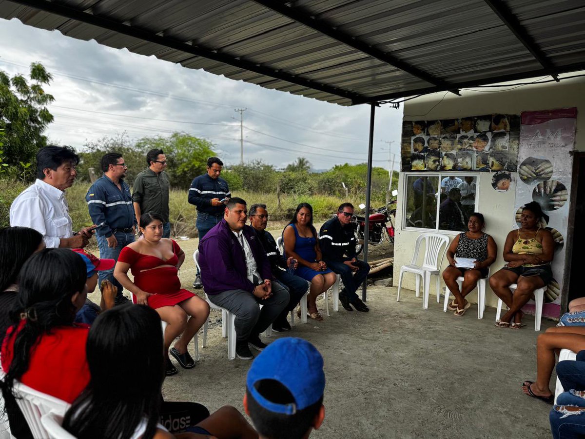 GoberManabi's tweet photo. 33 familias del sector Los Arenales, en la parroquia Crucita, cuentan por primera vez con servicio eléctrico, mejorando sus condiciones de vida y sus actividades pesqueras y comerciales. https://t.co/zLYqiEUTGQ