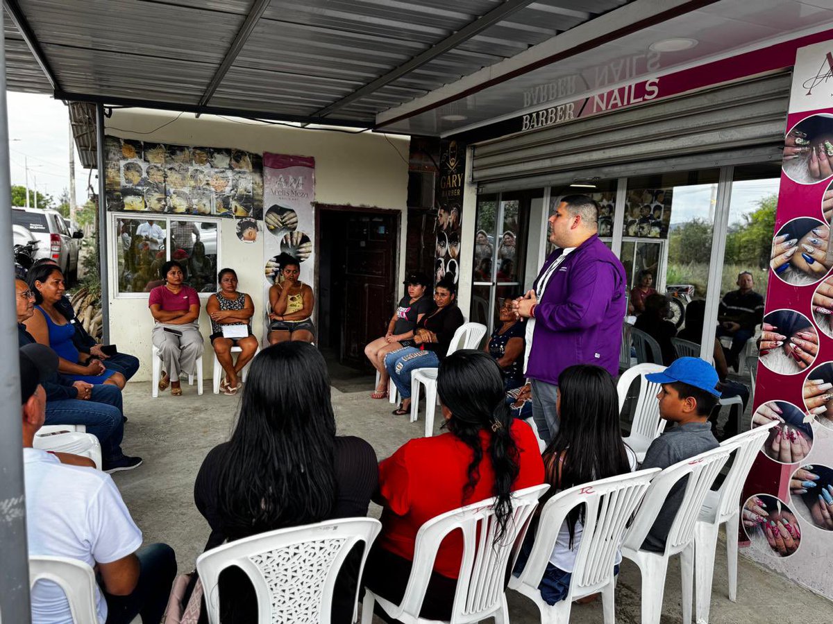 GoberManabi's tweet photo. 33 familias del sector Los Arenales, en la parroquia Crucita, cuentan por primera vez con servicio eléctrico, mejorando sus condiciones de vida y sus actividades pesqueras y comerciales. https://t.co/zLYqiEUTGQ
