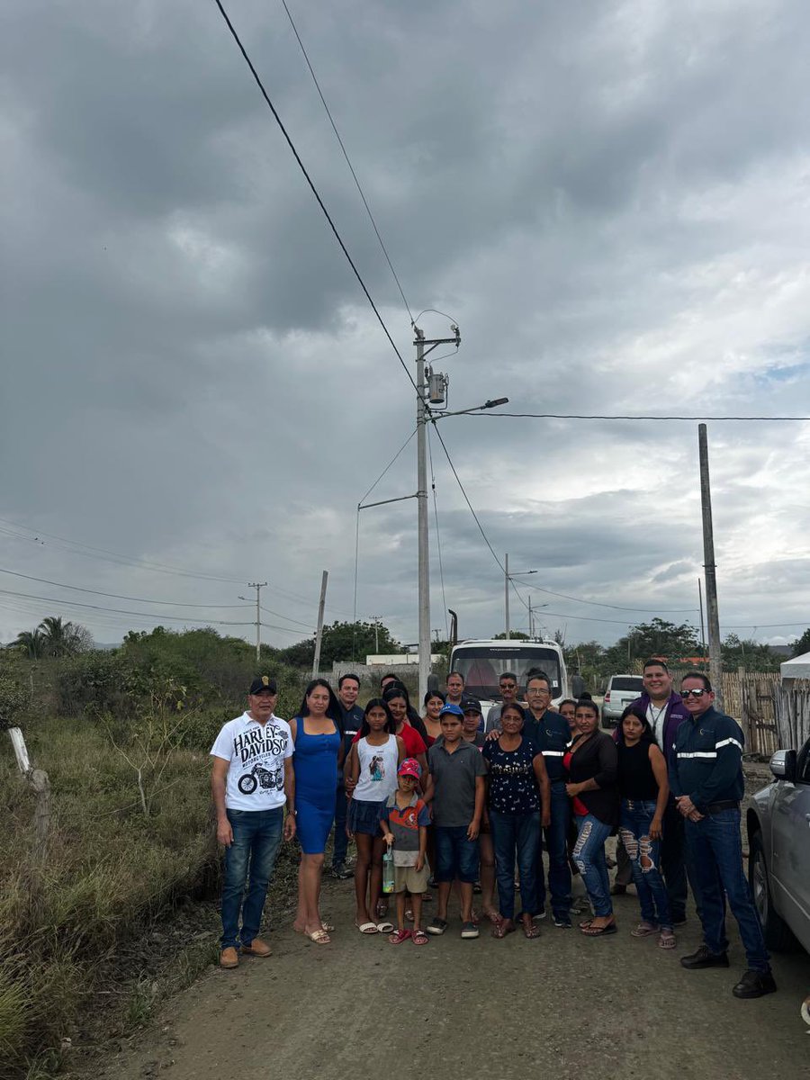 GoberManabi's tweet photo. 33 familias del sector Los Arenales, en la parroquia Crucita, cuentan por primera vez con servicio eléctrico, mejorando sus condiciones de vida y sus actividades pesqueras y comerciales. https://t.co/zLYqiEUTGQ