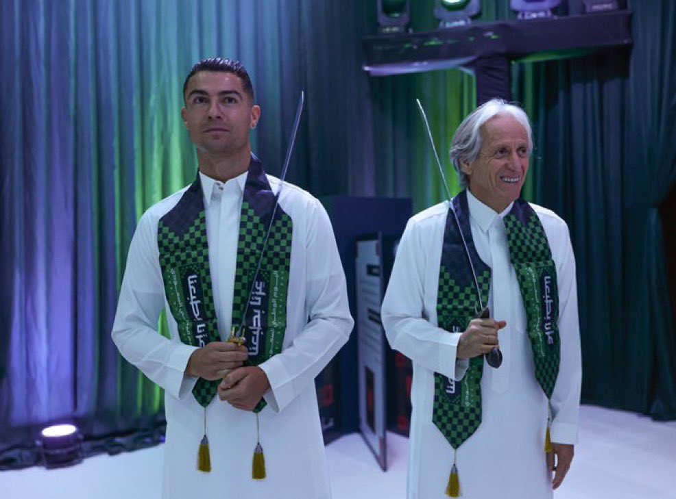 _cr7inho's tweet photo. 🚨 Jorge Jesus :

« J’ai travaillé avec Cris pendant 1 an en Arabie Saoudite.  

Quand nous avions des matchs tous les trois jours, Cris jouait rarement.

De plus, Cris ne s’entraîne jamais les premiers et deuxième jour d’après match. Jamais.

Il a passé un an avec moi, et il n���a jamais fait cela. »