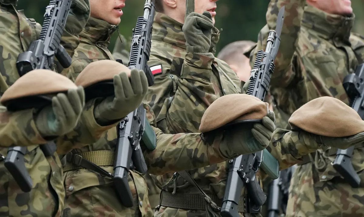 nexta_polska's tweet photo. W Polsce doprecyzowano zasady mobilizacji: w czasie wojny wezwanie może czekać także za granicą

Jeśli w kraju zostanie ogłoszona mobilizacja lub wojna, obowiązek stawienia się do służby może dotyczyć nie tylko osób mieszkających w Polsce.

Sam fakt stałej pracy lub zamieszkania, na przykład w Niemczech, Norwegii czy Wielkiej Brytanii, nie zwalnia automatycznie z tego obowiązku.

Dla rezerwistów przewidziano wcześniej przydziały mobilizacyjne: w dokumentach wskazuje się, gdzie i kiedy należy się stawić. Po ogłoszeniu mobilizacji państwo może również rozszerzyć krąg osób objętych ewidencją wojskową. Polskie prawo wprost przewiduje w takiej sytuacji powołanie poprzez wezwania lub publiczne obwieszczenie.

Jest ważny wyjątek. Obywatel Polski, który jednocześnie ma obywatelstwo innego państwa i na stałe mieszka poza Polską, nie podlega obowiązkowi obrony. Jest to wprost zapisane w ustawie.