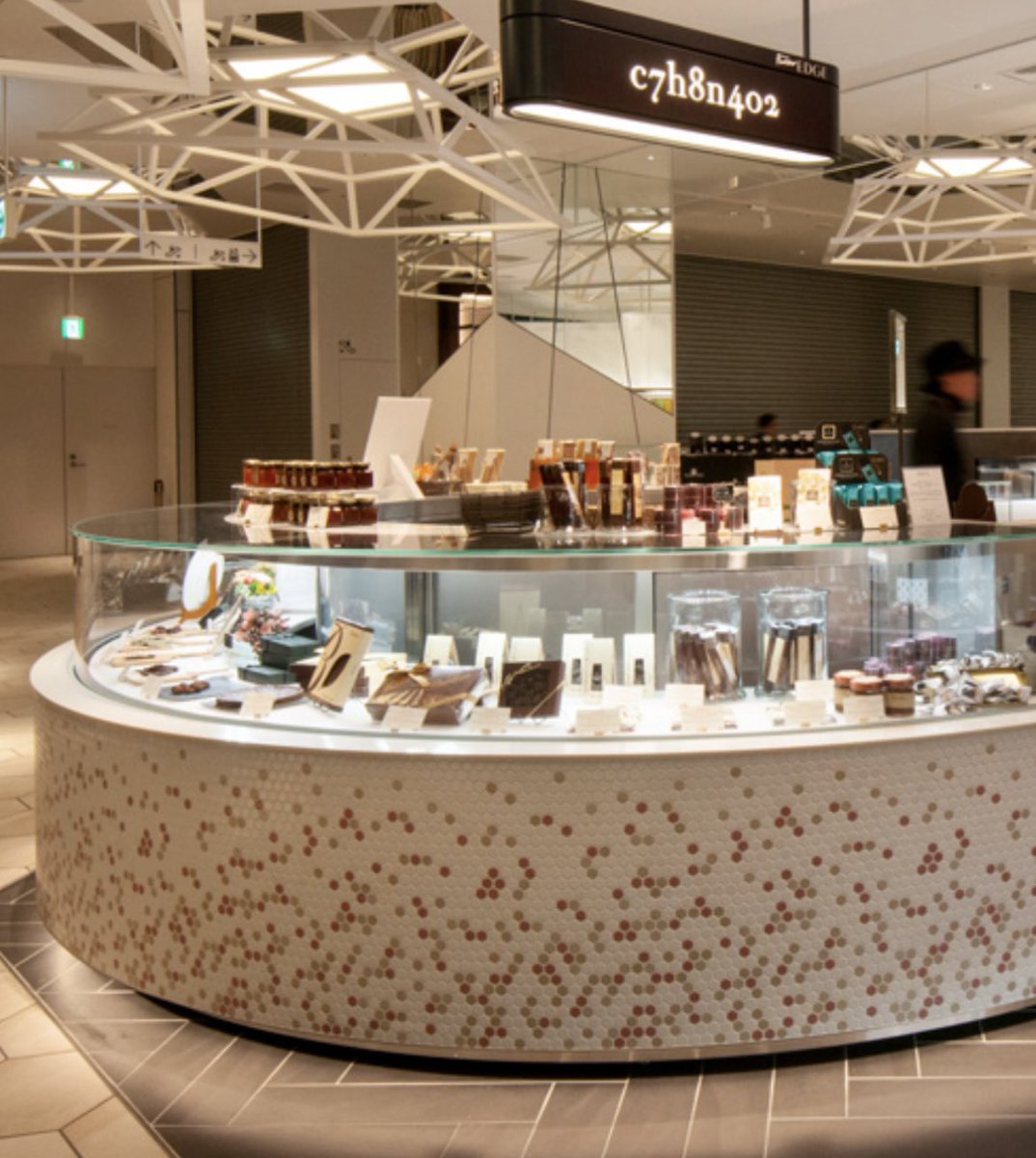 chocogakari's tweet photo. ご報告とお知らせです。

2019年11月、今の場所で丸いショーケースとともにお店をオープンしました。
この丸いショーケースは、クラウドファンディングでたくさんの方に力を貸していただき、つくることができた大切なものです。毎日ここにたくさんのチョコレートを並べて、たくさんのお客様にチョコレートを選んでいただいて、スタッフのみんなと一緒にお店をつくってきました。

しかしこのたび、店舗のお引越し（お隣の区画です）に伴い、このショーケースを手放さなければならないことになりました。

半年くらい前にこのことが決まってから、ショーケースを見るたびに涙が出てしまって、心臓がちぎれるような思いでした。この場所を守り続けることができなかったこと、このショーケースを大切にしてくれていたスタッフのみんなにも、お客様にも、本当に申し訳ない気持ちでいっぱいでした。

それでも、これから先もチョコ係として皆さまにチョコレートを届けていくために、別の形にはなりますがお店を続けていくことを選びました。

クラウドファンディングで力を貸してくださった皆さまの想いも、 ここでチョコレートを選んでくださったお客様との時間も、 スタッフと一緒につくってきた日々も、
全部抱えて、新しい売り場（お隣の区画）へ持っていきます。

あと3週間ほどになりますが、現在のショーケースにチョコレートが並んでいる姿を、ぜひ写真に撮ったり、見にきたり、触りにきたり、遊びにいらしてください。そして今の場所での営業が終わるまでの間、お買い物をしてくださった皆さまに、小さなシードペーパーをお渡ししたいと思っています。
カモミールの種が漉き込まれた、丸いショーケースと同じ丸い形の紙です。土に植えて水をあげると、やがて芽が出て花が咲きます。（ご用意した分がなくなり次第、配布終了となります。）

お家で育てていただきながら、この丸いショーケースのことや、ここでチョコレートを選んだ時間を、 いつか少しだけ思い出していただけたらうれしいです。

今の場所での最終営業は10月20日（火） リニューアルオープンは10月28日（水）です。

たった一週間のお休みで、隣にお引越しするだけなのに、と思われるかもしれません。
でも、それくらい私たちにとって大事な場所でした。 なのでこうしてきちんとご報告させていただきたいと思いました。

新しいチョコ係の場所と、新しいショーケースで、 皆さまにお会いできることを楽しみにしています。

7年間、このショーケースとチョコ係を大切にしてくださって、本当にありがとうございました。