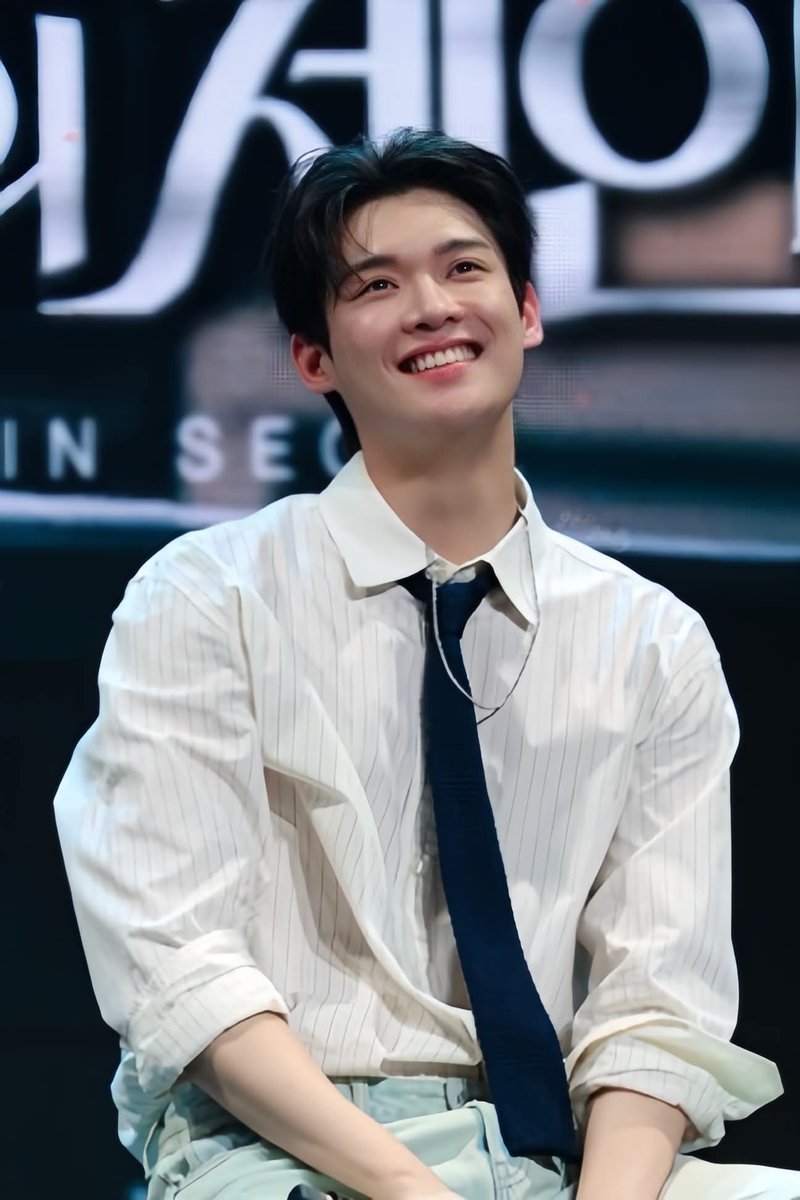 MocTra200101's tweet photo. Khoảnh khắc chúng ta chờ đợi cuối cùng cũng đến, và Kim Yoon Sik đã sẵn sàng cho những điều tiếp theo.

KIM YOON SIK PARIS FASHION WEEK

#KIMYOONSIKPFWSS27
#YOONSIKINPARIS https://t.co/UxU47bdMe8