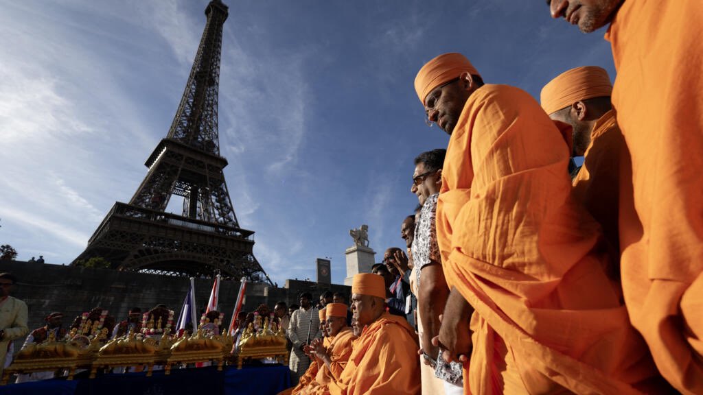 MattooShashank's tweet photo. Breaking: Eiffel Tower chief announces he will resign after female employees were allegedly sidelined during a visit by Hindu group BAPS https://t.co/Gmat82Wyld