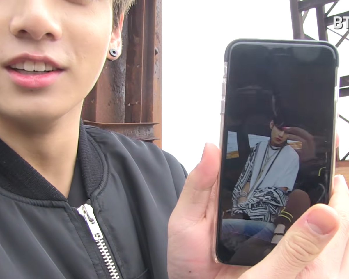 Lun7Arts's tweet photo. 🐇: Isn't he handsome?

I only just realized that Jungkook had taken multiple photos of Taehyung here. 

Over 10 years later and he's still doing so.  #taekook https://t.co/O9vas73BRp