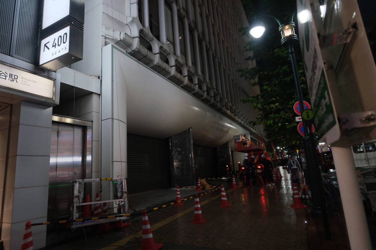pega3's tweet photo. 帰り道、ちょうど渋谷西武の前を23時30分ごろ通ったら、もう看板が外されていた。

渋谷のんべい横町あたりでも「もう危ない」みたいな噂は前からあった。デパ地下くらいしか行っていなかったけど、もっと語れるくらいには西武を知りたかったな。お疲れさまでした https://t.co/DINVWO6g0y