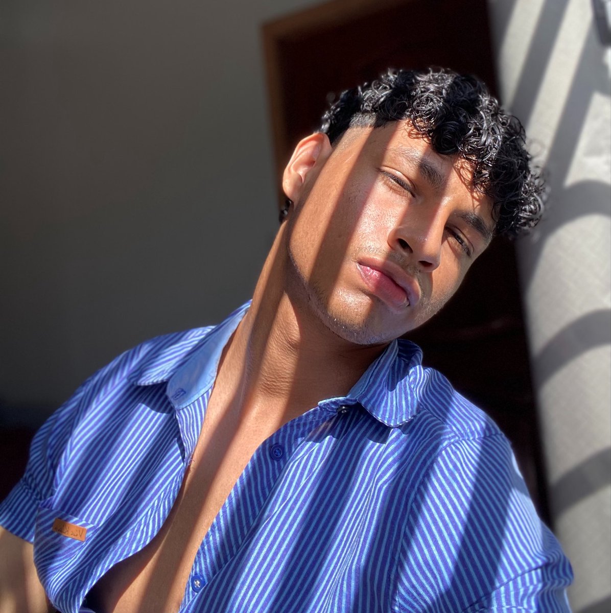 Ronaldo_Oliverc's tweet photo. Azul até que fica bom em mim 💙 https://t.co/VhepeG4D52