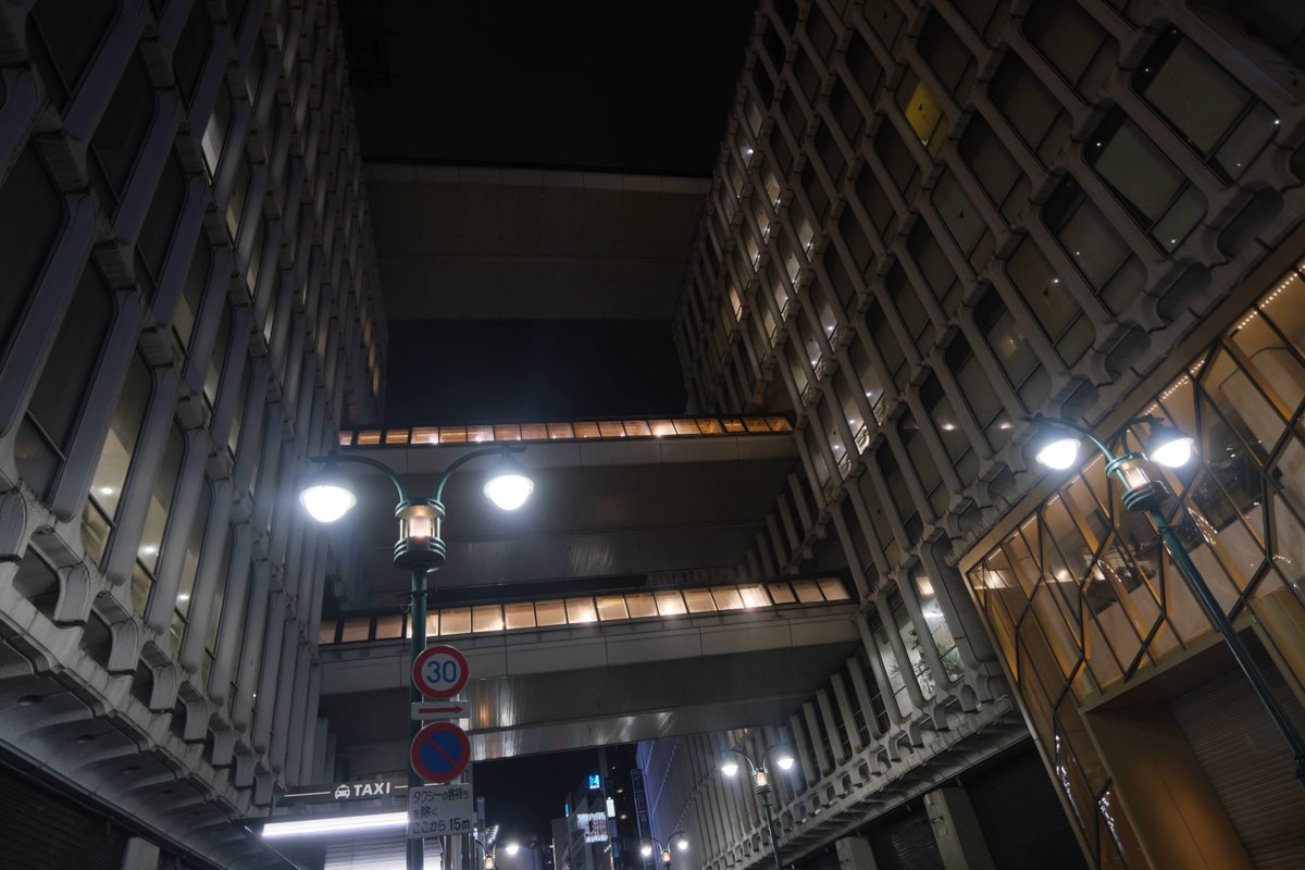 pega3's tweet photo. 帰り道、ちょうど渋谷西武の前を23時30分ごろ通ったら、もう看板が外されていた。

渋谷のんべい横町あたりでも「もう危ない」みたいな噂は前からあった。デパ地下くらいしか行っていなかったけど、もっと語れるくらいには西武を知りたかったな。お疲れさまでした https://t.co/DINVWO6g0y