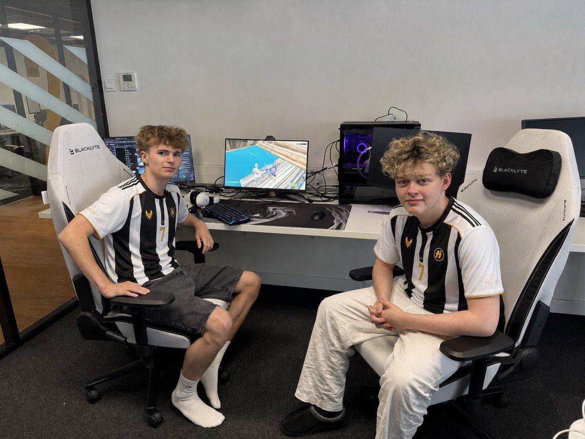 FortinePierre's tweet photo. Je follow tous les HavoK &amp; Vitality qui partagent la propagande !! #HVKWIN ❤️❤️

#HVKSKY2027 &amp; #HVKSCROLL2027 🔥 https://t.co/DXamyiH2Mk