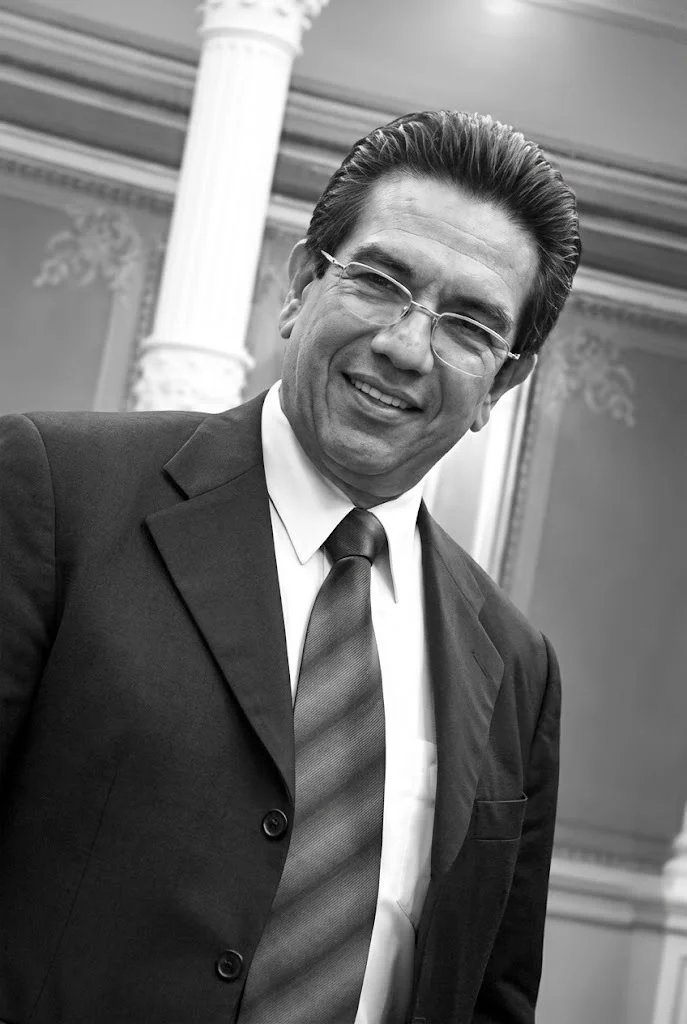 g20y21's tweet photo. MEMORIA VIVA | XAVIER GUTIÉRREZ

El chiste de "Palafox y Mendoza" que hizo reír a toda una cena de diputados. El accidente que, sin querer, le abrió las puertas del poder a Mario Marín. Y la lección de sencillez de un patriarca que se negó a pasar antes que nadie. 

Ver más → https://t.co/WlRjiM33iX

#GXXI #MemoriaViva #Puebla #Marín