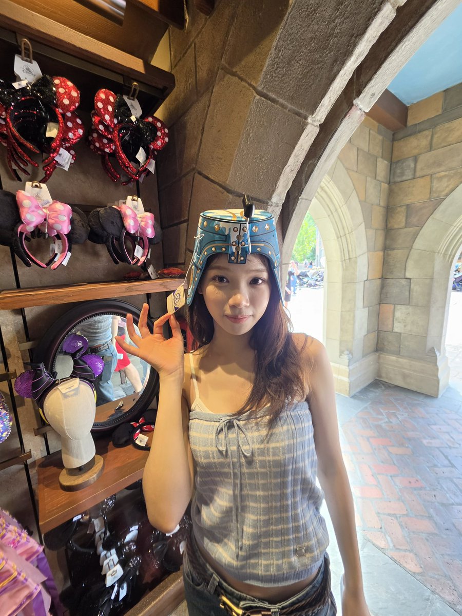 sserapics's tweet photo. #KIMCHAEWON weverse dm update 

I went to Disneyland! https://t.co/aMx3Y6XmnL