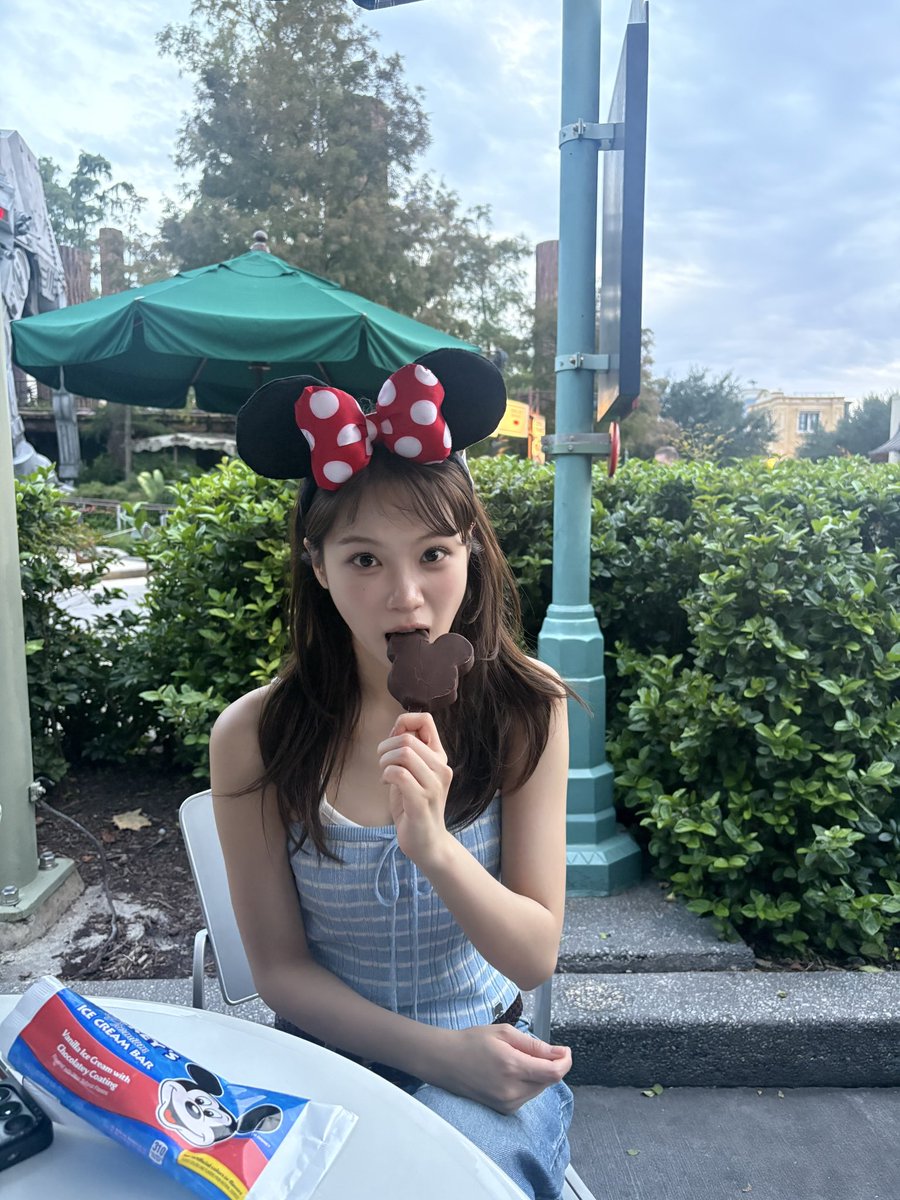 sserapics's tweet photo. #KIMCHAEWON weverse dm update 

I went to Disneyland! https://t.co/aMx3Y6XmnL