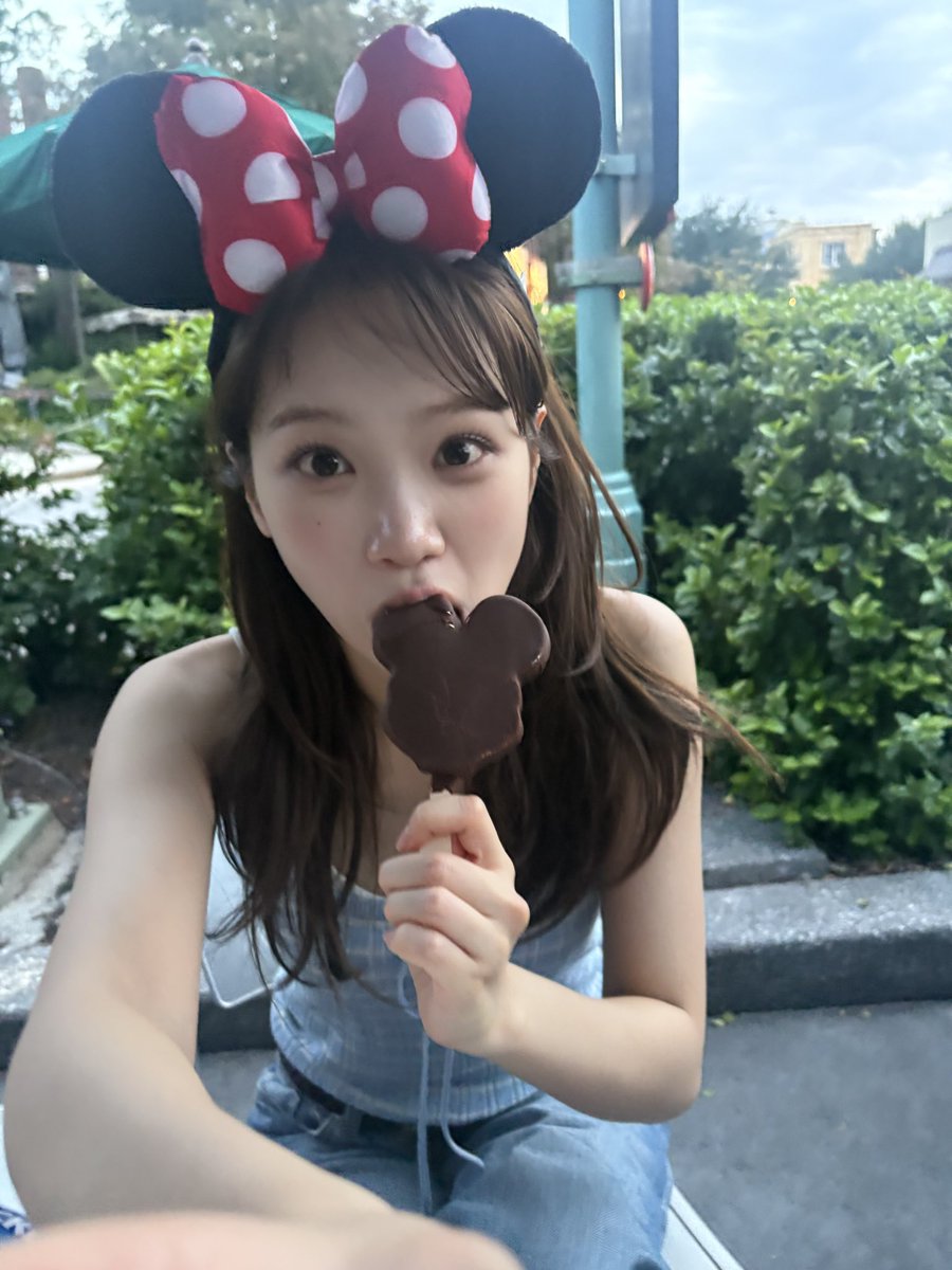 sserapics's tweet photo. #KIMCHAEWON weverse dm update 

I went to Disneyland! https://t.co/aMx3Y6XmnL