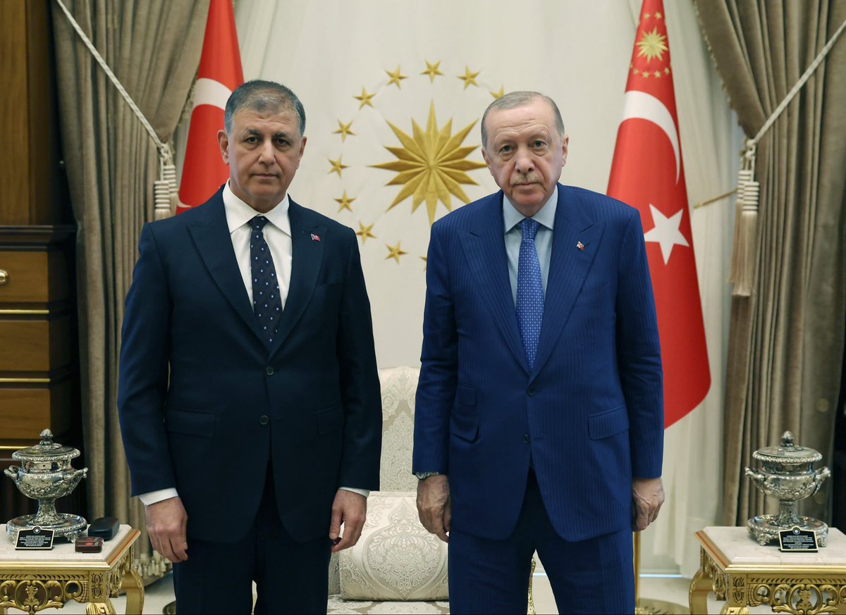 neoldu's tweet photo. Cumhurbaşkanı Erdoğan, İzmir Büyükşehir Belediye Başkanı Cemil Tugay'ı Cumhurbaşkanlığı Külliyesi'nde kabul etti. https://t.co/1tYaH3eeVi