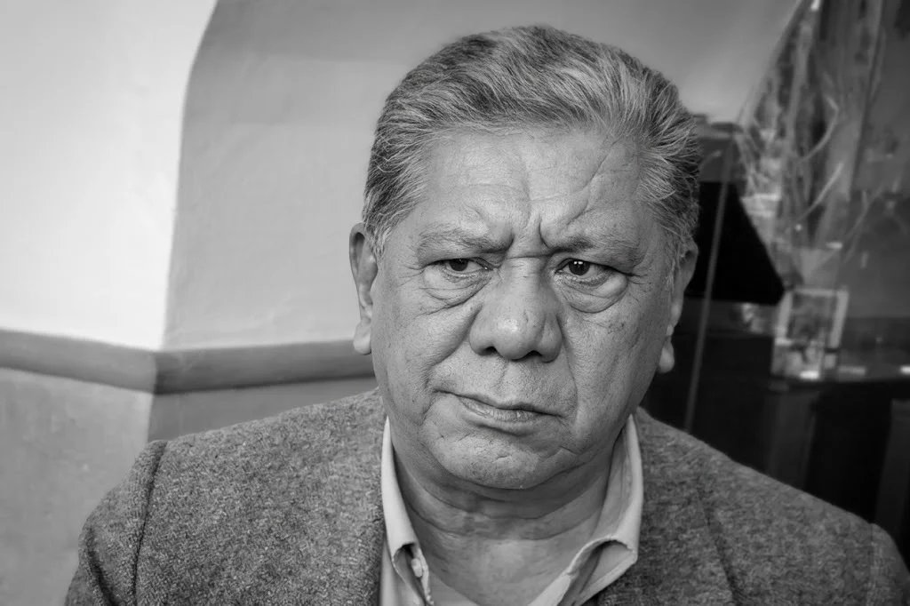 g20y21's tweet photo. MEMORIA VIVA | XAVIER GUTIÉRREZ

El chiste de "Palafox y Mendoza" que hizo reír a toda una cena de diputados. El accidente que, sin querer, le abrió las puertas del poder a Mario Marín. Y la lección de sencillez de un patriarca que se negó a pasar antes que nadie. 

Ver más → https://t.co/WlRjiM33iX

#GXXI #MemoriaViva #Puebla #Marín