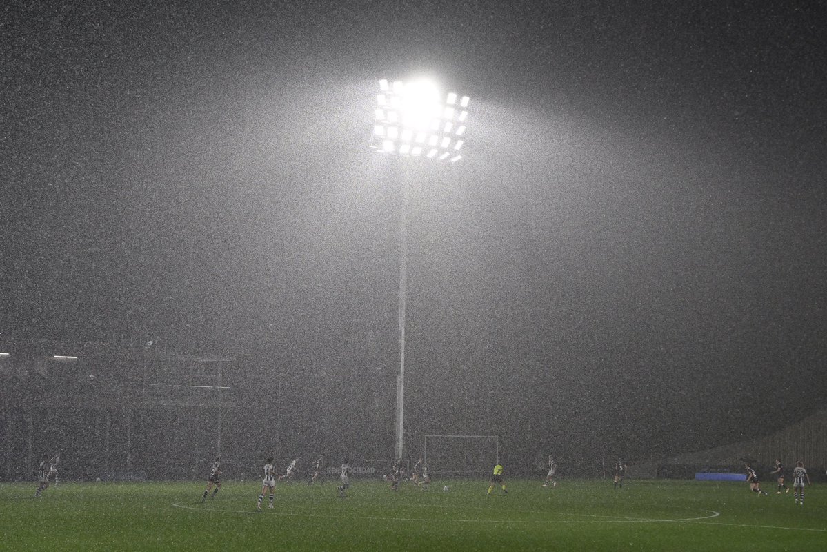 heartswomenfc's tweet photo. 60' | RSO 3-0 HMFC

The weather has taken a dramatic turn here for the 2nd half, with torrential rain and lightning overhead. https://t.co/4FbF9D0mDt