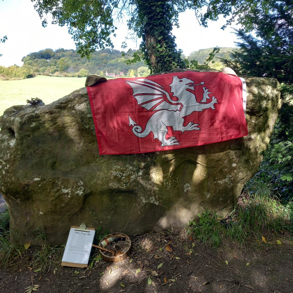 ifonlytheylist's tweet photo. The White Horse Stone near Aylesford  in Kent is a legendary sarsen megalith traditionally linked to the 5th-century Anglo-Saxon warrior Horsa.
 According to folklore surrounding the 455 AD Battle of Aylesford, Horsa (brother of Hengest) was slain in battle against the Britons under Vortimer.
Legend states that Horsa's body was laid near or beneath the stone, and his white war horse (the symbol which became the emblem of Kent) fell or was draped over the stone, giving it its name. 
A White horse symbolizes purity, nobility, divine connection, and triumph over darkness in England, with its symbolism found in chalk hill carvings  and traditional heraldic county emblems, plus of course on pub names. 
The White Dragon banner has of course evolved as the standard of the broader Anglo Saxon folk, or folc.
(Yes i know it should be a 2 legged wyvern before the tedious experts jump in)