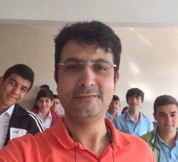 naftalanjaa_35's tweet photo. 13 gün boyunca işkence gördü.
05 Ağustos 2016’da, gözaltında öldü.

Gökhan Açıkkollu bir öğretmendi.
“Terörist” dediler, ölüsünü bile rahat bırakmadılar.
“Hainler mezarlığına gömülsün” istediler.

Yıllar sonra
Aynı devlet onu ölümünden sonra göreve iade etti.

HerEmanet BirTanık https://t.co/lrwR0KdcPI