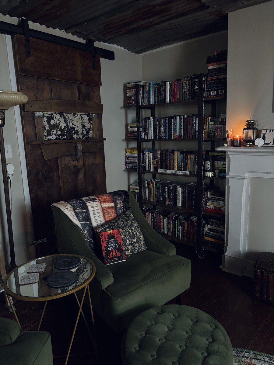 bloodthrstbooks's tweet photo. new intro twt i'm back baby

-liz, 28
-funeral director by day (or night) (or whenever they need me) 
-horror/thriller/weird fic/dystopian
-lover of audiobooks, crochet, and twin peaks

#booktwt #horrortwt https://t.co/yg17rg5Qts