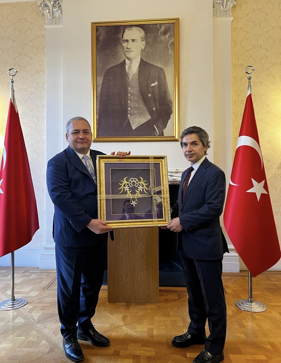OzarslanMesut's tweet photo. Türkiye Cumhuriyeti Londra Büyükelçimiz Sayın Osman Koray Ertaş’ı, AK Parti Keçiören İlçe Başkanımız Sayın @omerfarukislam ve yöneticilerimizle birlikte ziyaret ettik.

Sayın Büyükelçimize ilgisi, sohbeti ve misafirperverliği için teşekkür ediyor, çalışmalarında başarılar diliyorum.