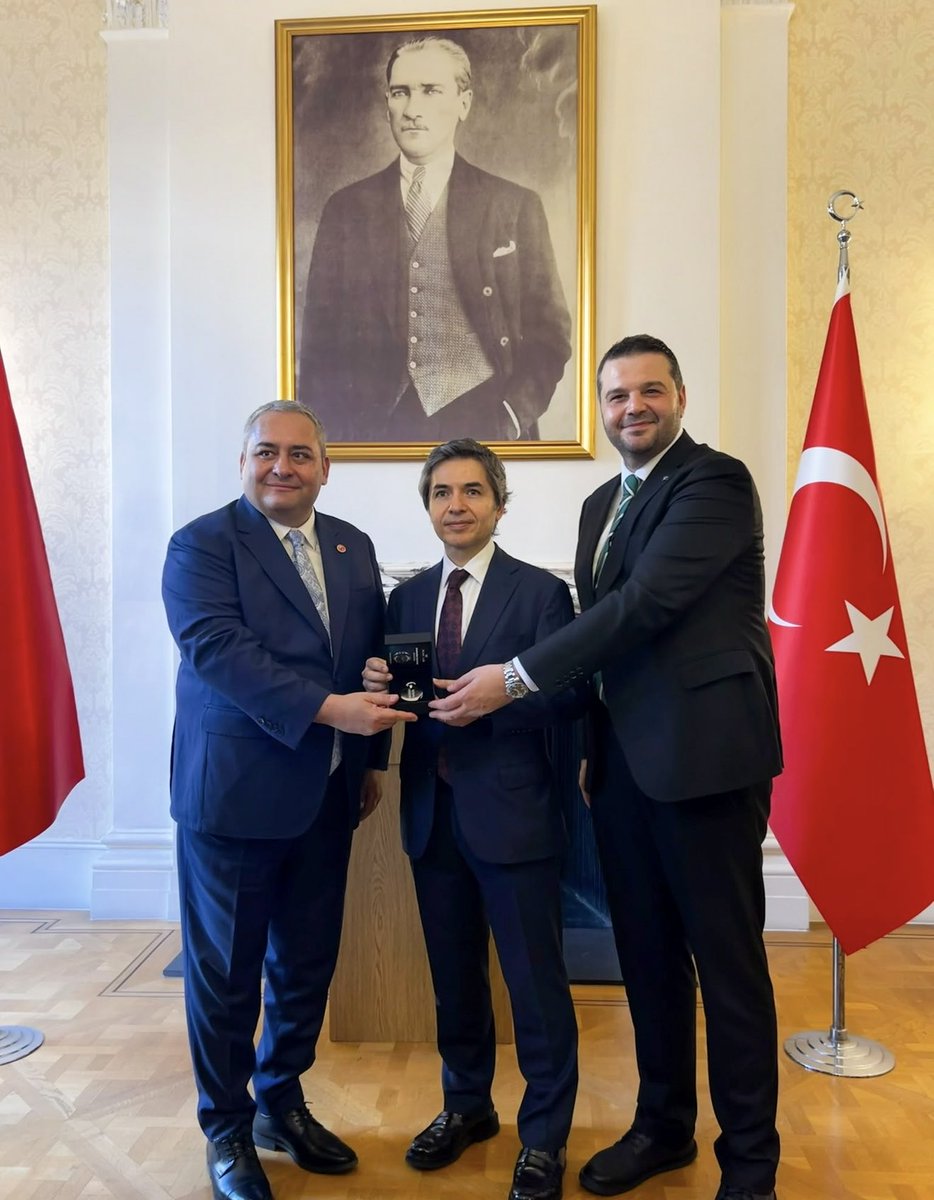 OzarslanMesut's tweet photo. Türkiye Cumhuriyeti Londra Büyükelçimiz Sayın Osman Koray Ertaş’ı, AK Parti Keçiören İlçe Başkanımız Sayın @omerfarukislam ve yöneticilerimizle birlikte ziyaret ettik.

Sayın Büyükelçimize ilgisi, sohbeti ve misafirperverliği için teşekkür ediyor, çalışmalarında başarılar diliyorum.