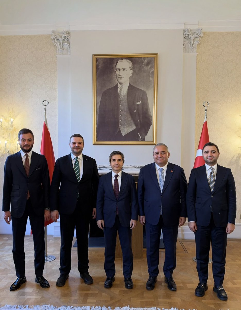 OzarslanMesut's tweet photo. Türkiye Cumhuriyeti Londra Büyükelçimiz Sayın Osman Koray Ertaş’ı, AK Parti Keçiören İlçe Başkanımız Sayın @omerfarukislam ve yöneticilerimizle birlikte ziyaret ettik.

Sayın Büyükelçimize ilgisi, sohbeti ve misafirperverliği için teşekkür ediyor, çalışmalarında başarılar diliyorum.