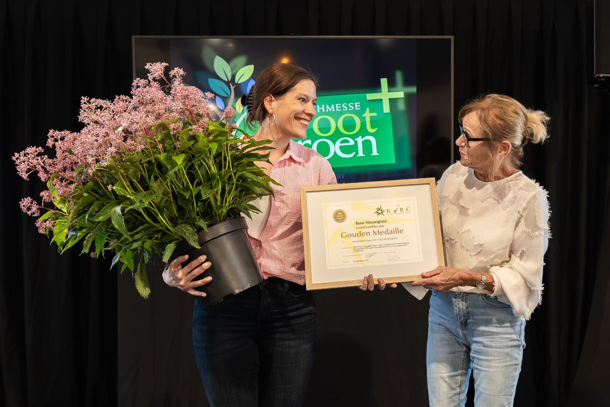 grootgroenplus's tweet photo. En de winnaars van de GreenGrandPrix zijn... 🎉

- Quercus Ilex Pyramidia 🏅
- Cardiandra Suapc 1707 🏅
- Miscanthus sinensis Vica 21 🏅
- Miscanthus sinensis Royal Purple 🥈
- Miscanthus sinensis Hilmah 🥈
- Agapanthus V002 🥉 https://t.co/MUyZkBKRDR