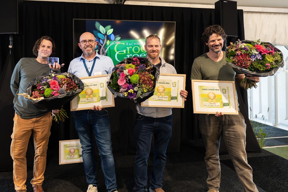 grootgroenplus's tweet photo. En de winnaars van de GreenGrandPrix zijn... 🎉

- Quercus Ilex Pyramidia 🏅
- Cardiandra Suapc 1707 🏅
- Miscanthus sinensis Vica 21 🏅
- Miscanthus sinensis Royal Purple 🥈
- Miscanthus sinensis Hilmah 🥈
- Agapanthus V002 🥉 https://t.co/MUyZkBKRDR