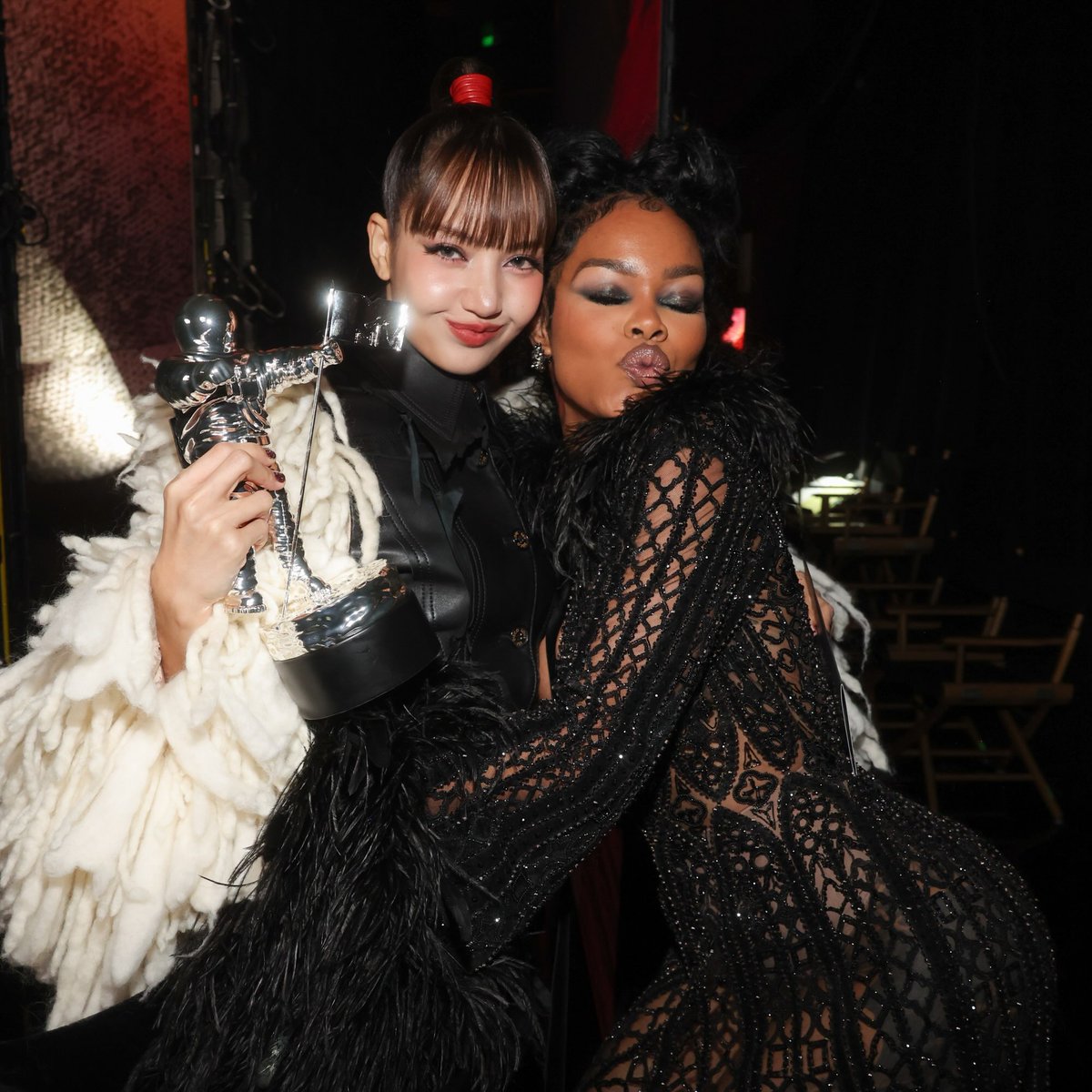 SocietyAwards's tweet photo. Global superstar Lisa celebrating her @vmas win for Best Pop for her hit single “Dream” (featuring Kentaro Sakaguchi). @MTV #lisa #kpop #mtv #vmas #moonperson Sponsors: @BACARDI @dunkindonuts @Spotify @creditkarma @GilletteVenus @UnderArmour https://t.co/5cwyWJjXWc