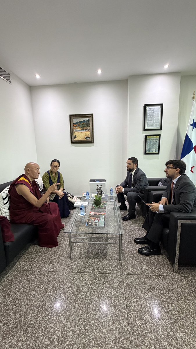 RobertoJZuniga's tweet photo. Hoy tuve el honor de recibir al Ven. Thubten Wangchen, representante de Su Santidad el Dalái Lama para Latinoamérica, y a Tencho Gyatso, presidenta de la Campaña Internacional por el Tíbet.

Durante décadas, el pueblo tibetano ha sido perseguido, reprimido y desplazado por China en su lucha por la libertad, la democracia y el respeto a los derechos humanos.

Tienen mi respeto, apoyo y solidaridad.