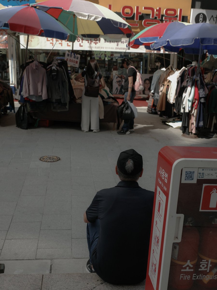 masonview_x's tweet photo. Namdaemun Market and Myeongdong street, 
A bustling street market with awnings.
People crowd the narrow alleyways, where clothes and various goods are displayed.

📷 Ricoh GR4
📍 Namdaemun Market, Seoul https://t.co/qab4ERbPi5
