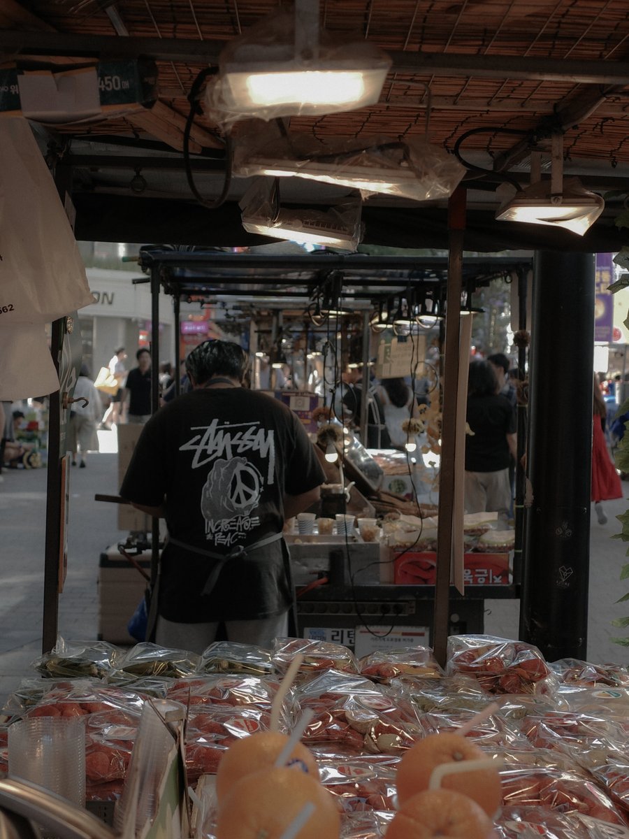 masonview_x's tweet photo. Namdaemun Market and Myeongdong street, 
A bustling street market with awnings.
People crowd the narrow alleyways, where clothes and various goods are displayed.

📷 Ricoh GR4
📍 Namdaemun Market, Seoul https://t.co/qab4ERbPi5
