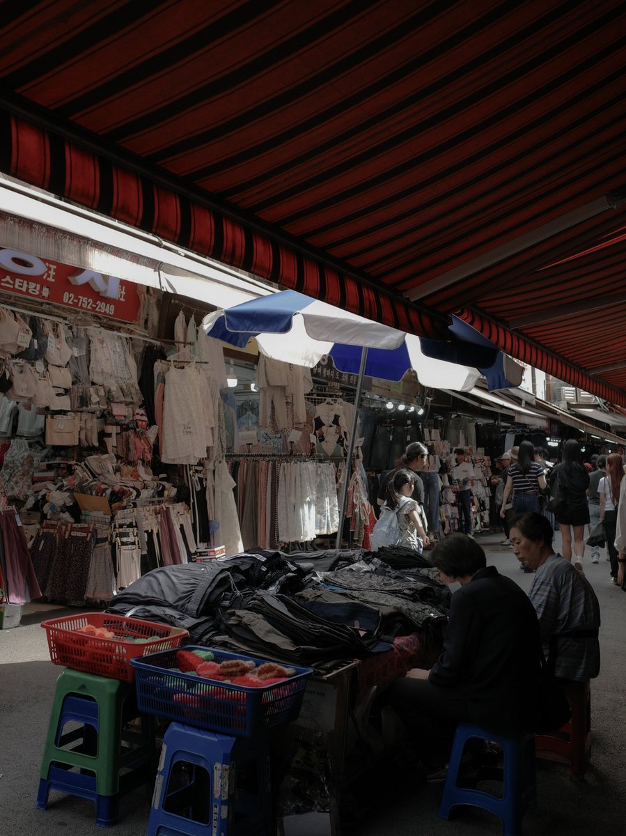 masonview_x's tweet photo. Namdaemun Market and Myeongdong street, 
A bustling street market with awnings.
People crowd the narrow alleyways, where clothes and various goods are displayed.

📷 Ricoh GR4
📍 Namdaemun Market, Seoul https://t.co/qab4ERbPi5