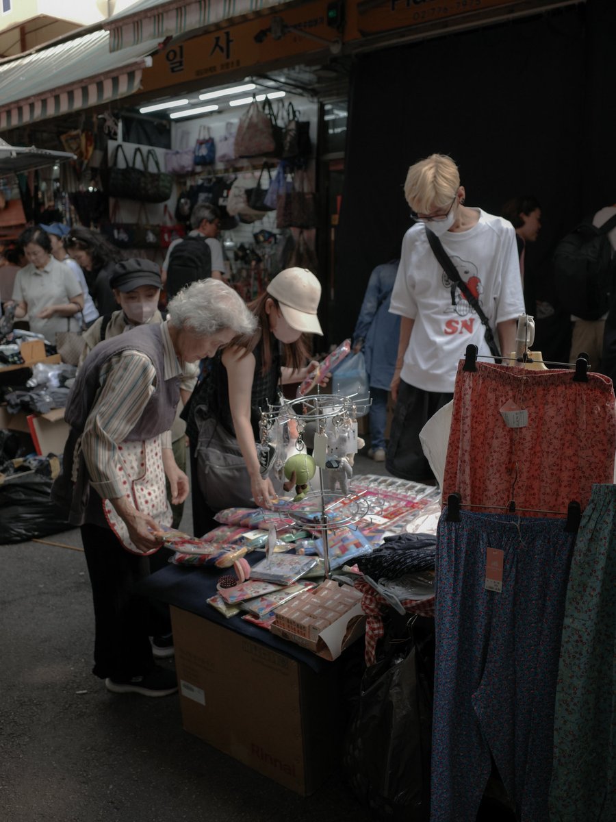 masonview_x's tweet photo. Namdaemun Market and Myeongdong street, 
A bustling street market with awnings.
People crowd the narrow alleyways, where clothes and various goods are displayed.

📷 Ricoh GR4
📍 Namdaemun Market, Seoul https://t.co/qab4ERbPi5