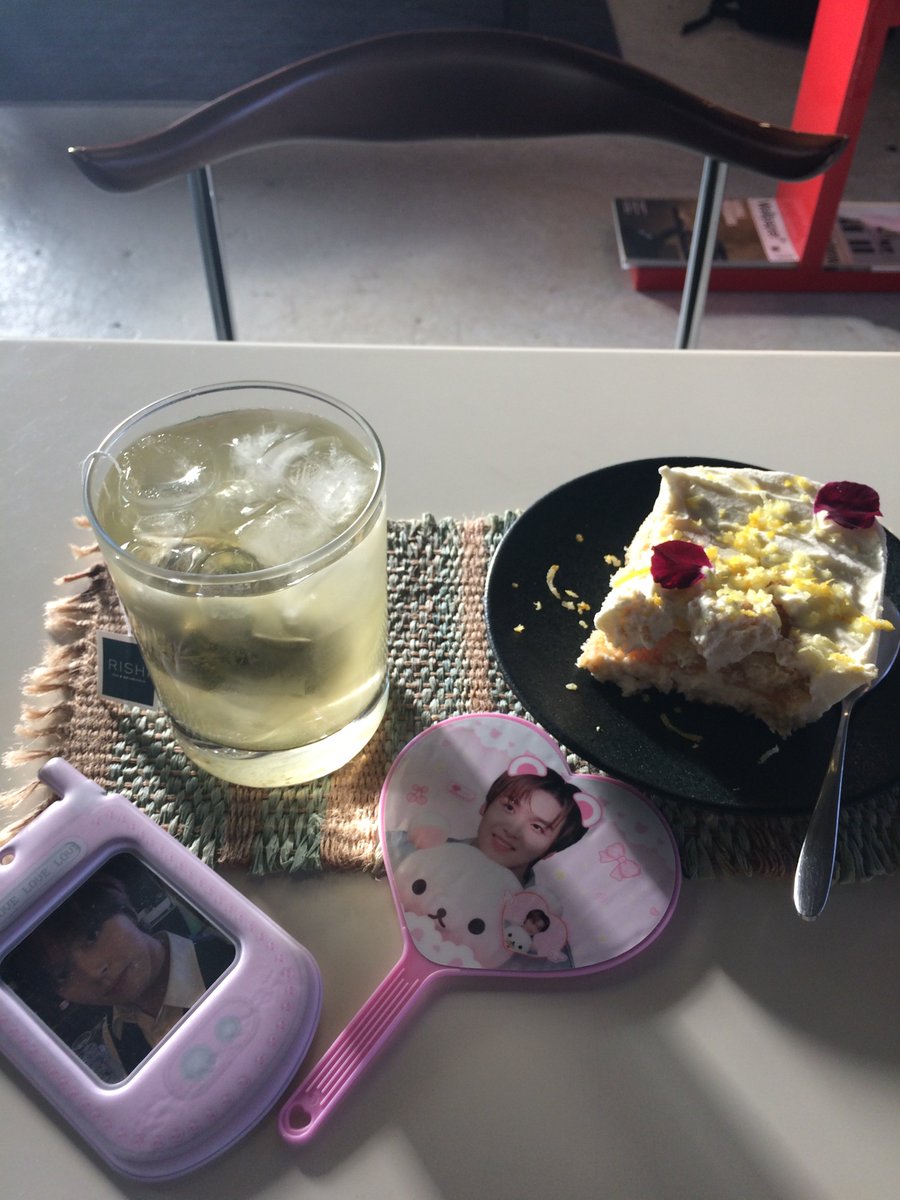formylxcky's tweet photo. 찍고먹고찍고먹고🤦‍♀️🤦‍♀️ https://t.co/SYVqnfEOqt