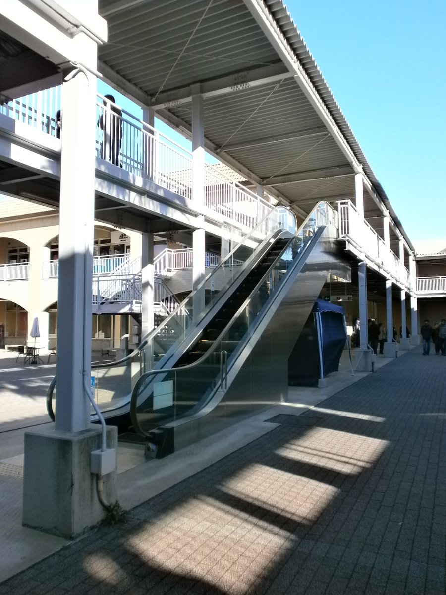 o_sakanagawa's tweet photo. ある日を境に突然写真を撮られるようになったエスカレーター！ある日を境に突然写真を撮られるようになったエスカレーターじゃないか!! https://t.co/1cyM0sDSSZ