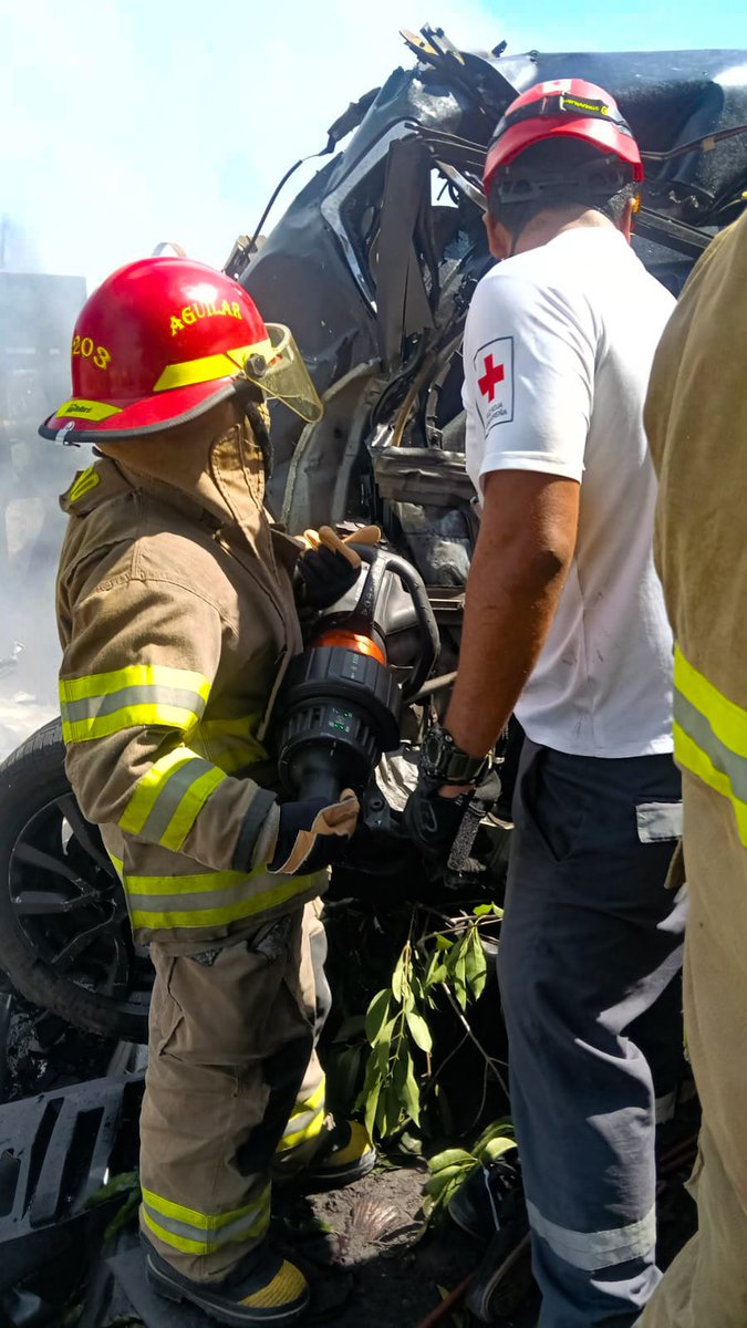 BomberosSV's tweet photo. 🚨 Atendemos un siniestro vial múltiple sobre la carretera Panamericana, en las cercanías del redondel El Ángel, Apopa.

🚧 Automovilistas y motociclistas: tomar rutas alternas y conducir con precaución. https://t.co/L1X7vgWJWp