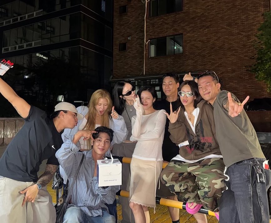 hwasafiles's tweet photo. Team #HWASA celebrated Junyoung’s wedding together after coming back from Brazil https://t.co/IZZWUDErhb