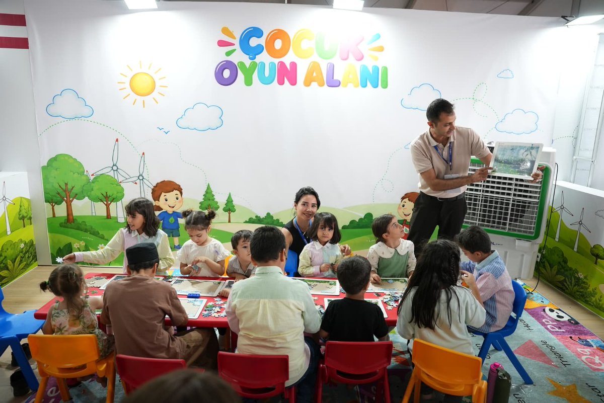 kurumsalTEIAS's tweet photo. Türkiye’nin enerji iletim altyapısının omurgası TEİAŞ olarak; Millî Teknoloji Hamlesi’nin kalbinin attığı TEKNOFEST’te yerimizi aldık.
​Medeniyetin doğduğu bu topraklardan dünyaya teknoloji mesajı veren gençlerimizin eşsiz heyecanına, TEİAŞ olarak kesintisiz enerjimizle ortak oluyoruz.

​Festival heyecanımıza destek veren Gaziantep 12. Bölge Müdürümüz Sayın Abdullah İnanç, standımızı ziyaret ederek ekibimiz ve alanımızı dolduran gençlerle bir araya geldi.
#TEİAŞ #enerjiningücü #teknofest2026 #şanlıurfa #milliteknolojihamlesi