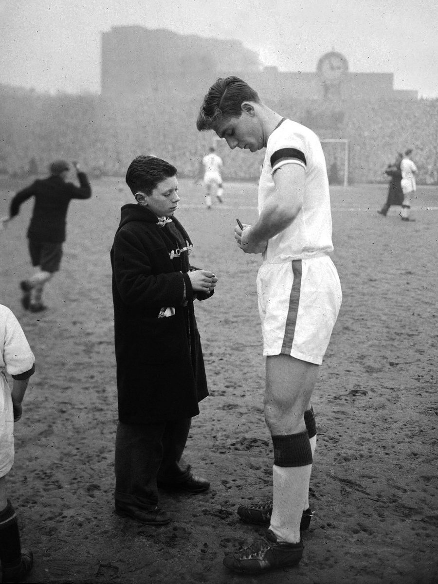 ManUtd's tweet photo. Ninety years ago today, Duncan Edwards was born.

Described as 'the most complete player I've ever seen' by Sir Matt Busby, Duncan's name remains eternal in our history ❤️ https://t.co/fQ8D4k1wIw