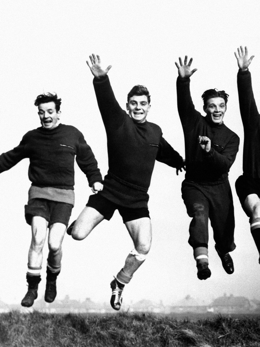 ManUtd's tweet photo. Ninety years ago today, Duncan Edwards was born.

Described as 'the most complete player I've ever seen' by Sir Matt Busby, Duncan's name remains eternal in our history ❤️ https://t.co/fQ8D4k1wIw